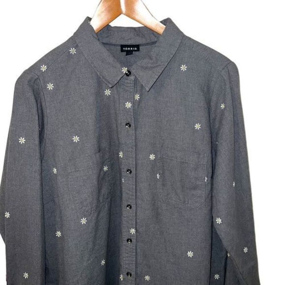 Torrid Cotton daisy Embroidered Button-Front Shirt‎ - Picture 5 of 10